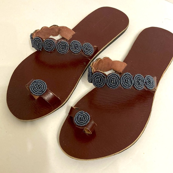 Swahili Coast Hand-beaded Leather Artisan Clover Sandals in Slate Toe loop - Picture 2 of 6